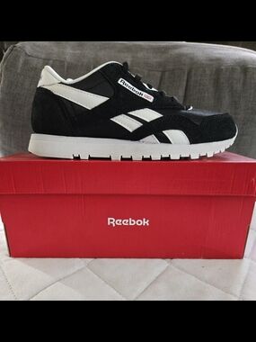Reebok Black and White Retro Runner Size 4 Kids